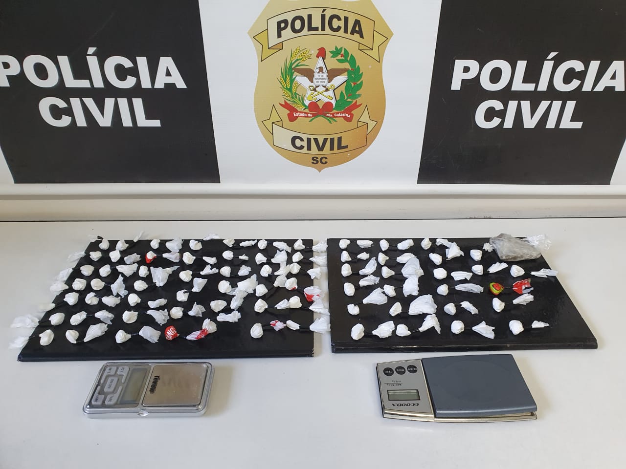 cocaina-e-pega-em-residencia-utilizada-para-o-trafico-em-chapeco