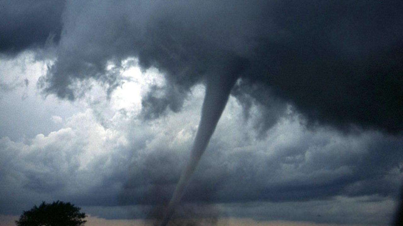 tornado-com-ventos-de-123-km/h-atinge-cidade-de-santa-catarina