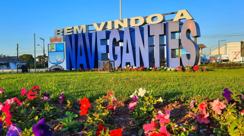 mais-de-8-mil-mudas-de-flores-ornamentais-sao-plantadas-em-navegantes