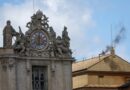 Nova fumaça preta adia escolha do novo papa no Vaticano
