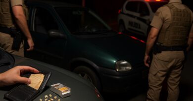 Casal é preso por tráfico de drogas em Ibirama com 18 pedras de crack escondidas em veículo