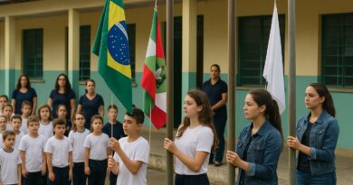 Vereador de Navegantes propõe homenagens cívicas mensais nas escolas e levanta críticas