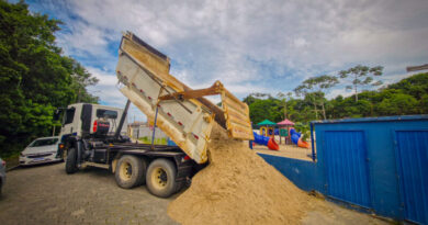 Areia do Circuito Brasileiro de Vôlei de Praia em Navegantes reforça escolas