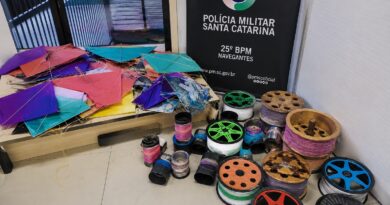 Polícia apreende dezenas de pipas com cerol e linha chilena após denúncia em Navegantes