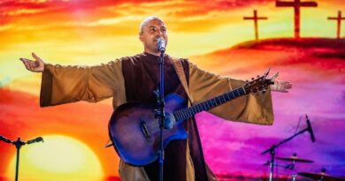 Frei Gilson confirma show em Navegantes e promete reunir milhares de fiéis